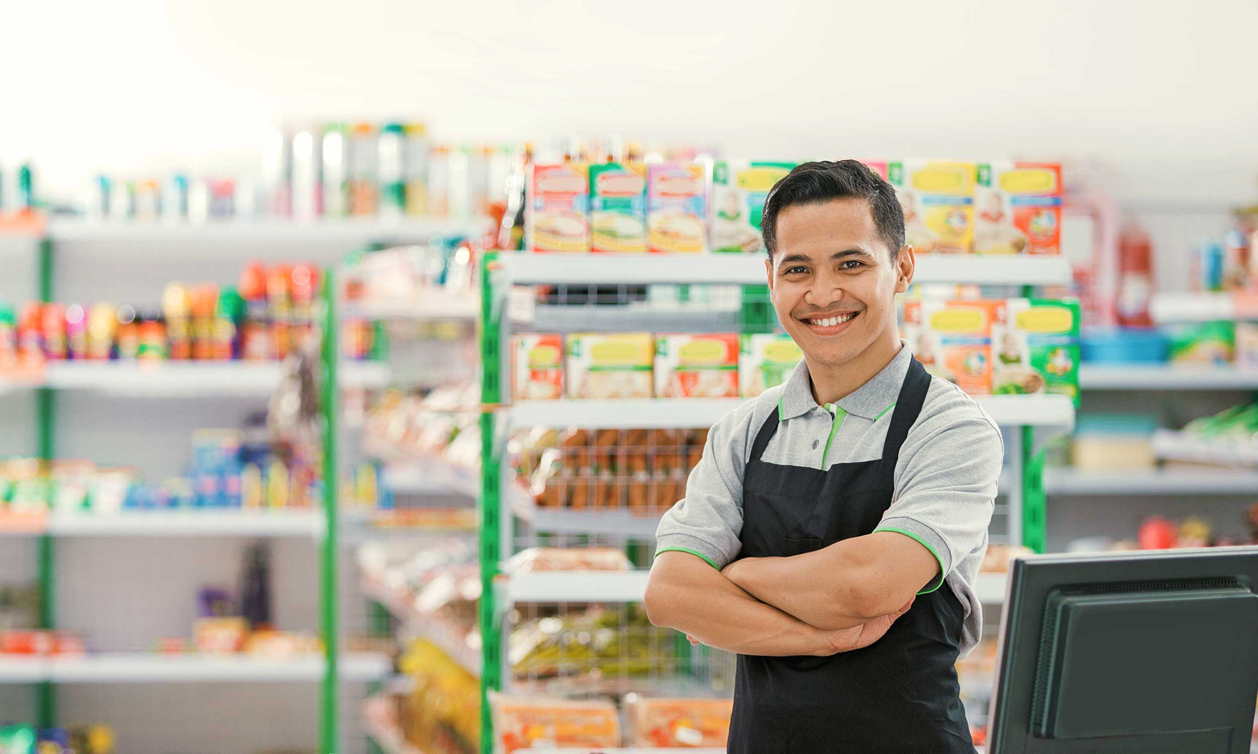 Market employee. Работник супермаркета. Продавец в супермаркете. Работница супермаркета. Продавец в минимаркет.